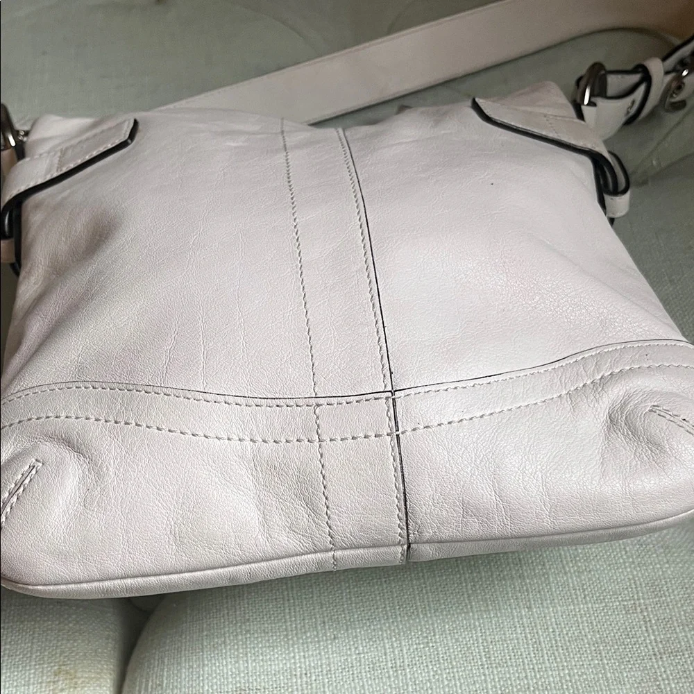 Vintage Coach White Leather Shoulder Bag
With Silver Tone Buckles And Rings - Picture 8 of 12